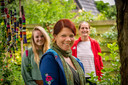 Marie van Overbeeke, een van de initiatiefneemsters van de nieuwe vrije school in Zutphen, met achter haar Saskia Spliet (r), en Marleen de Wit.