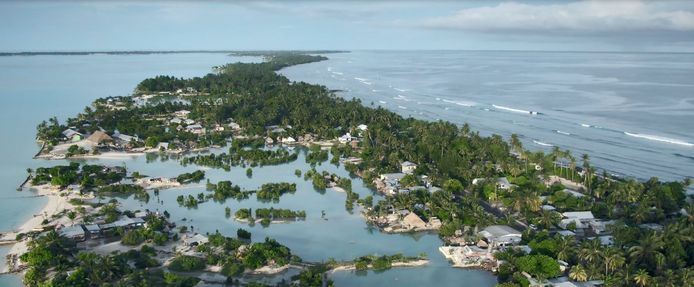 Kiribati: nog altijd vrij van het coronavirus maar door klimaatverandering verdwijnt het land wel langzaam in de Stille Oceaan.