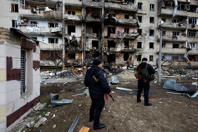 Een beschadigd appartementsgebouw in Kiev.