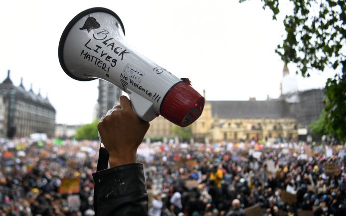Een betoger houdt een megafoon omhoog in Londen.