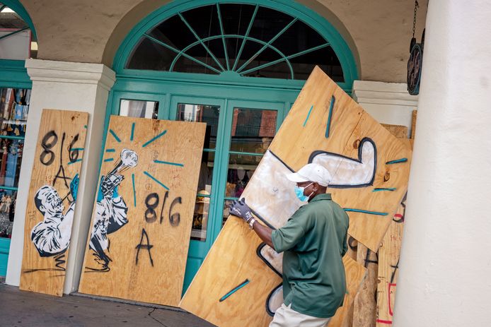 In de Franse wijk van New Orleans worden winkels gebarricadeerd om ze te beschermen tegen de nadere orkaan Sally. (14/09/2020)