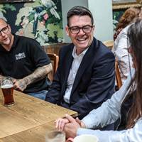 Vanuit de pub kondigde kersvers Labour-premier Andy Burnham een lastenverlichting aan: hoe uitvoerbaar zijn de plannen?