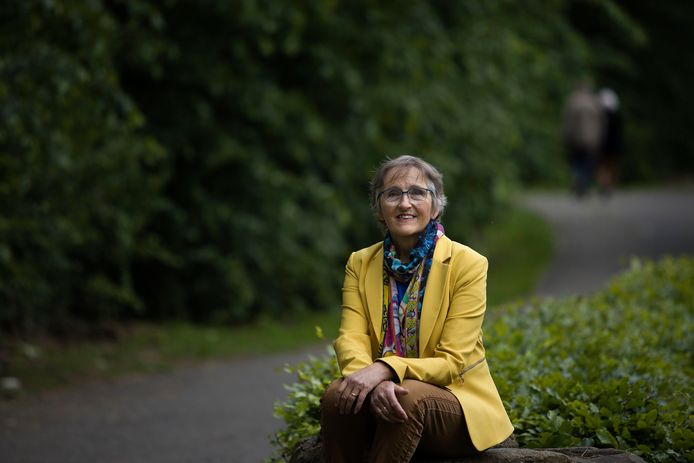 Elly Verhees uit Valkenswaard is een van de vrijwilligers die in gesprek gaan met mensen die door het coronavirus zijn getroffen.