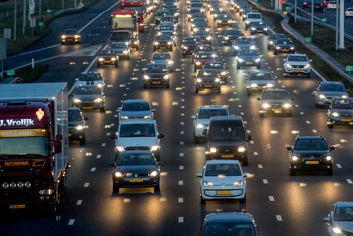 Het aantal auto's in Nederland stijgt gestaag.