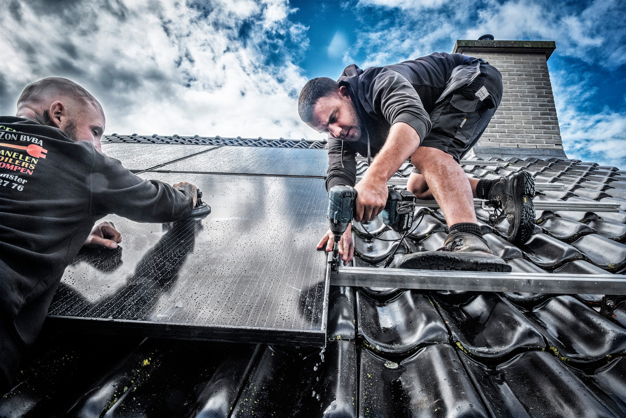 De transitie is ook in Vlaanderen zichtbaar, zo hebben steeds meer gezinnen zonnepanelen laten installeren.  Beeld Tim Dirven