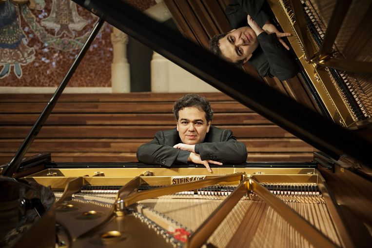 Arcadi Volodos treedt als eerste op in de serie  World Master Pianists. De opbrengst komt deels ten goede aan de Stichting Overleven met Alvleesklierkanker. Beeld Ali Schafler 