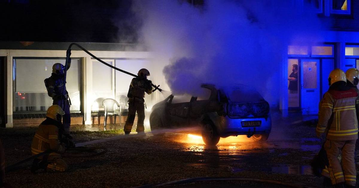 Auto brandt volledig uit voor woning in Eerbeek Zutphen AD.nl