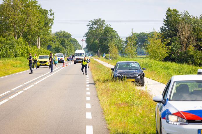 Een fietser op de Kamperstraatweg (N763) kwam te overlijden na een aanrijding met een auto.