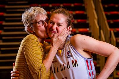 “Hout vasthouden, maar het is toch een beetje nu of nooit voor de Belgian Cats”: mama Emma Meesseman  hoopvol voor halve finale op EK basket