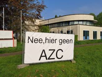 Spandoek tegen komst asielzoekerscentrum in Terneuzen moest weg, maar is nu weer terug