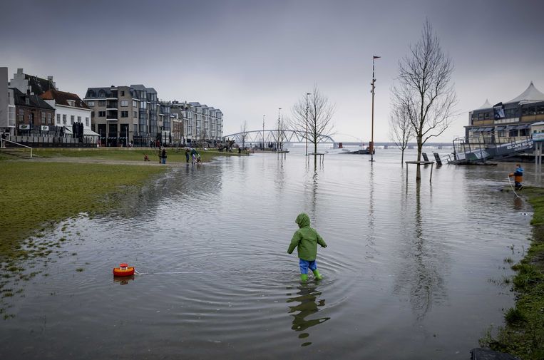 Opinie: En woesjjj, daar pompen we al dat kostbare water weg - Volkskrant