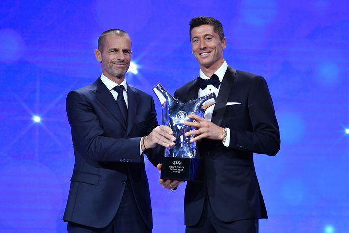 Ceferin overhandigt de trofee voor de Beste Speler van de Champions League 2019/2020 aan Robert Lewandowski.