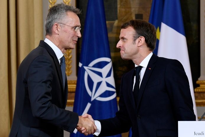 NAVO-secretaris-generaal Jens Stoltenberg met de Franse president Emmanuel Macron. Het onderzoek werd ingesteld na kritiek van Macron, die organisatie "hersendood" had genoemd na de Turkse inval in Noord-Syrië.