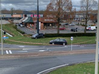 Man rijdt in op stel bij McDonald’s in Almelo: ‘Een knokpartij en daarna achtervolgden ze elkaar’