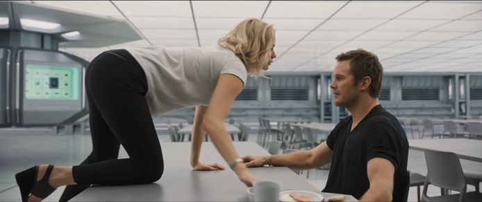 Chris Pratt en Jennifer Lawrence in een scene van 'Passengers'.