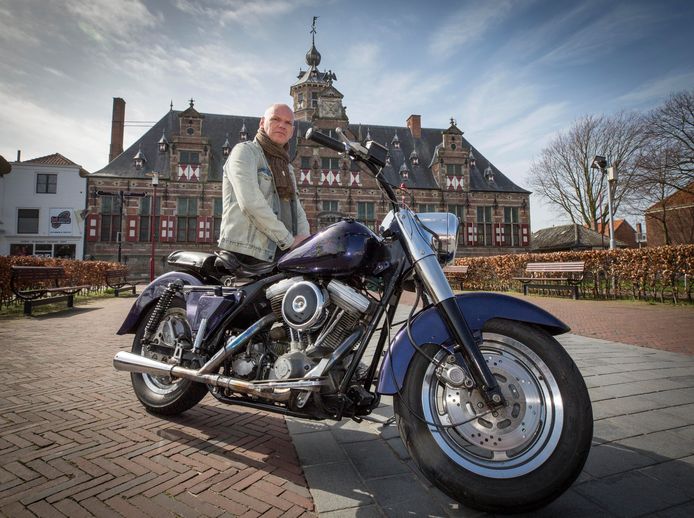 Wilfred Vreeke. Links op de achtergrond is zijn zaak, de BD Store in Middelburg, te zien.