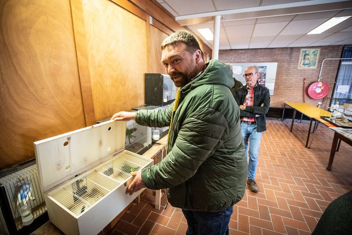 Patrick Vierhoven showt zijn nieuwe aanwinsten en probeert ondertussen goede zaken te doen bij Zang en Kleur, terwijl beursmeester Theo Wijnberg (rechts) de zaken scherp in de gaten houdt.