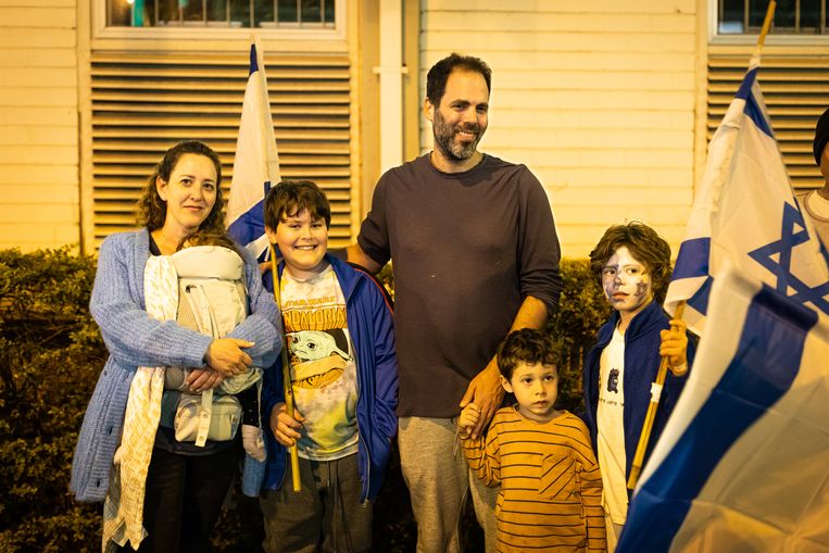 Adi Adini (links) demonstreert met haar man Guy en hun vier kinderen.  Beeld Julius Schrank / de Volkskrant