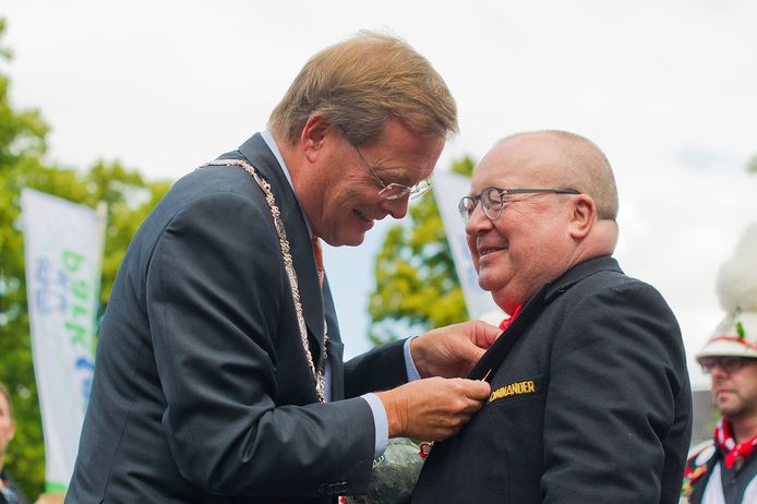 Joep Moonen (rechts) krijgt de gemeentespeld van burgemeester Stefan Huisman.