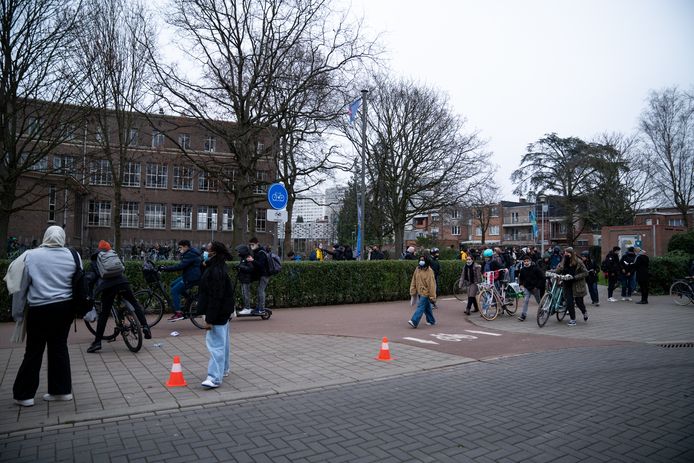 Daags na het incident steken we ons licht op aan de schoolpoort: "Hij heeft in mijn ogen nog nooit zoiets gedaan."