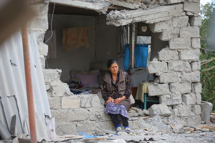 Een vrouw in haar geruïneerde woning in Terter (Azerbeidzjan) na een Armeense artillerie-aanval tijdens de gevechten om de regio Nagorno-Karabach.