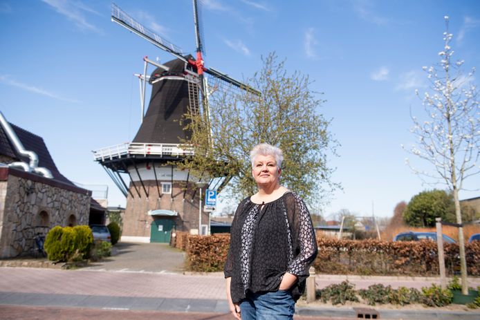 Coördinatrice Alice Otten van comité Nieuwstraat Helpt. Op de achtergrond molen De Hoop.