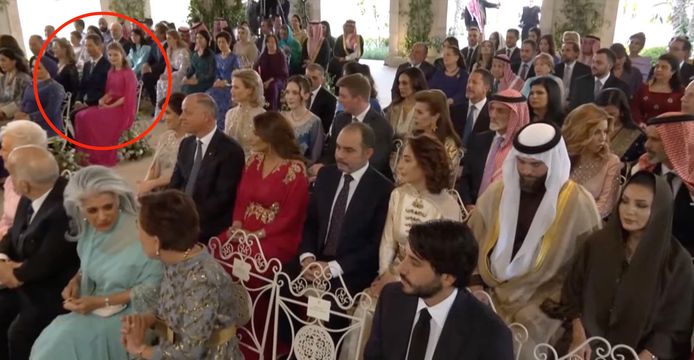 Koning Filip en prinses Elisabeth bij de koninklijke bruiloft in Jordanië.