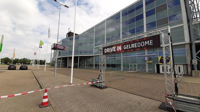 De ingang van de drive-in van GelreDome, op de zuidwesthoek van het stadion.