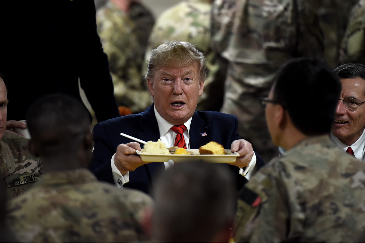 President Trump serveert eten tijdens Thanksgiving voor Amerikaanse militairen op de luchtbasis Bagram in Afghanistan, november 2019. Beeld AFP
