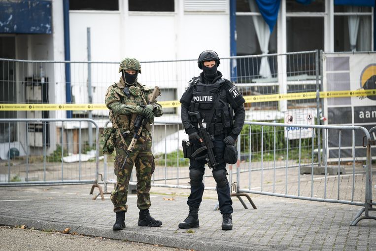 Beveiliging bij de bunker in Amsterdam-Osdorp tijdens het Marengo-proces, een liquidatieproces rond hoofdverdachte Ridouan T. Beeld ANP /  ANP