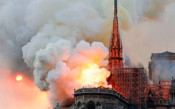Notre-Dame in Parijs staat in brand: vlammen slaan uit het dak van de kathedraal