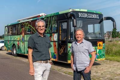Een schoolbus uit Zweden wordt hier ineens een ‘bosbessenbus’: ‘Echt kicken, zo’n bus besturen’