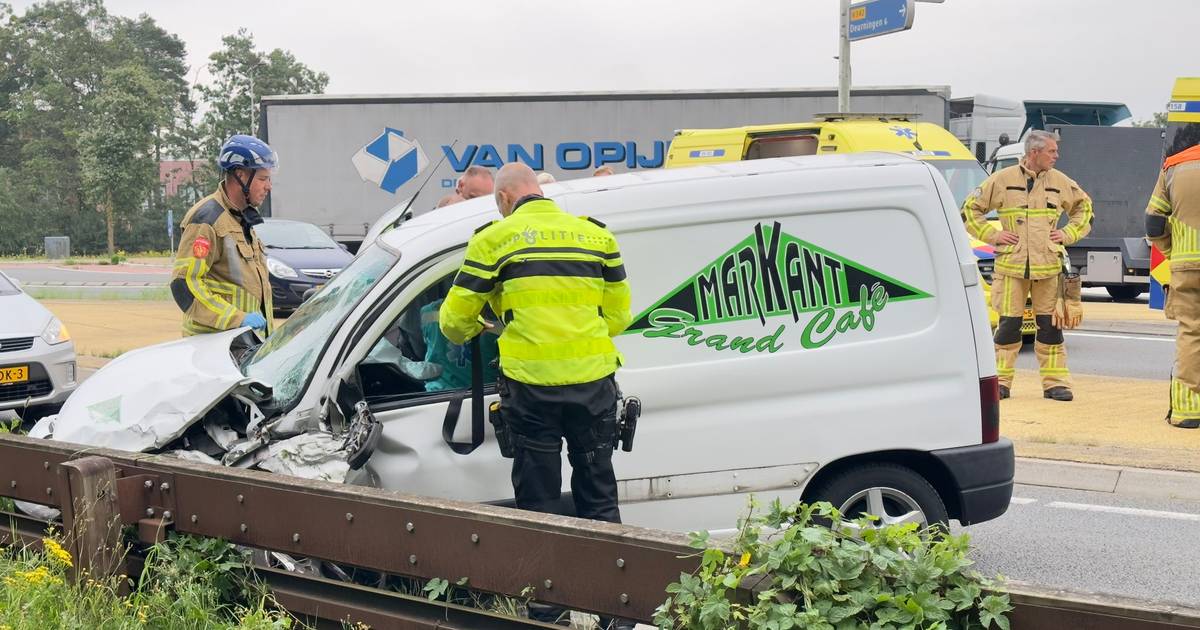 Ongeval met twee voertuigen bij rotonde in Oldenzaal: één slachtoffer met spoed naar het ziekenhuis.