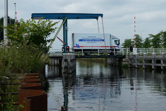 De Dungense brug straks niet meer toegankelijk voor zwaar vrachtverkeer en grote landbouwvoertuigen.
