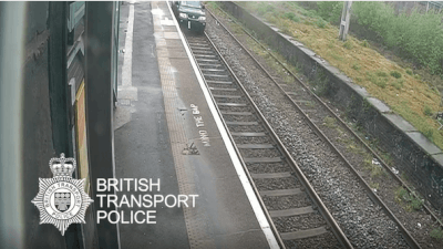 Brit krijgt celstraf omdat hij bijna kilometer lang met wagen over treinsporen rijdt