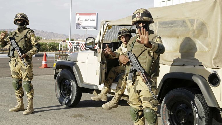 Soldaten bewaken de luchthaven in Sharm-el-Sheikh. Beeld AP