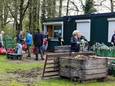 Leden van Herenboeren Boxtel halen hun boodschappen. De containers op de achtergrond staan er illegaal en worden vervangen door een dwarsschuur elders op het terrein.