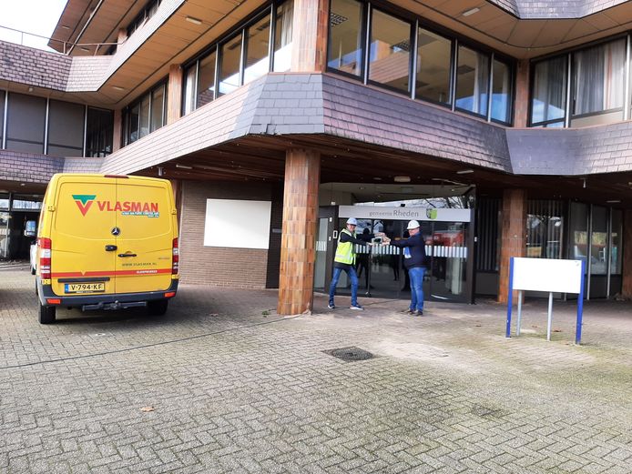 Scouting krijgt wc’s en deuren uit oud gemeentehuis Rheden pand gaat