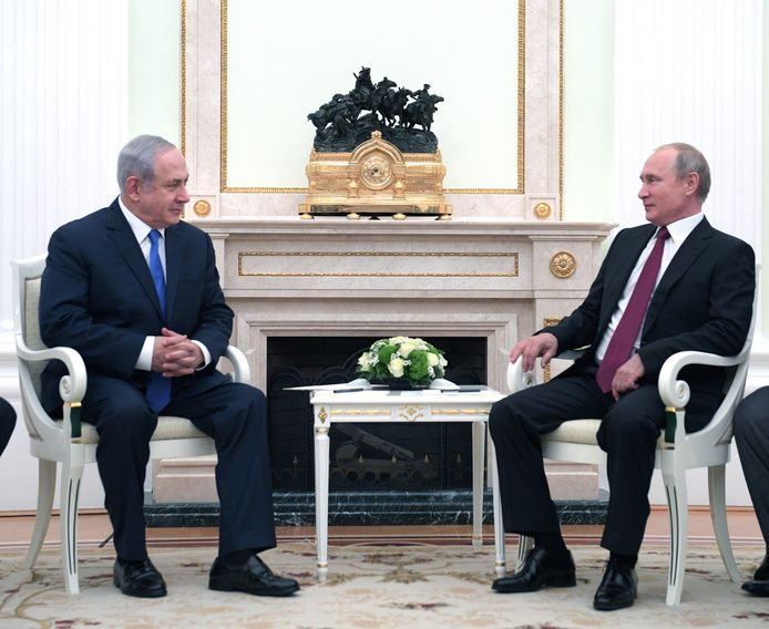 De Russische president Vladimir Poetin (R) praat met de Israëlische premier Benjamin Netanyahu (L) over het conflict in Syrië.