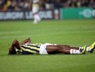 Streep door rekening van Tedesco: Batshuayi blesseert zich en wordt zwaar aangeslagen van veld gedragen
