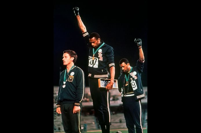 De Amerikanen Tommie Smith (m) en John Carlos met hun beroemde statement op de Spelen van 1968.