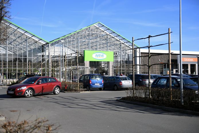 De parking bij Aveve staat nog redelijk vol.