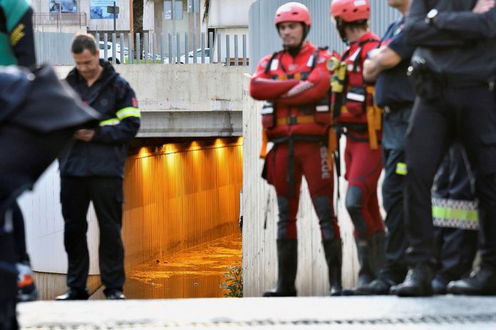 Reddingswerkers bij de tunnel in Almeria waar een man het leven liet.