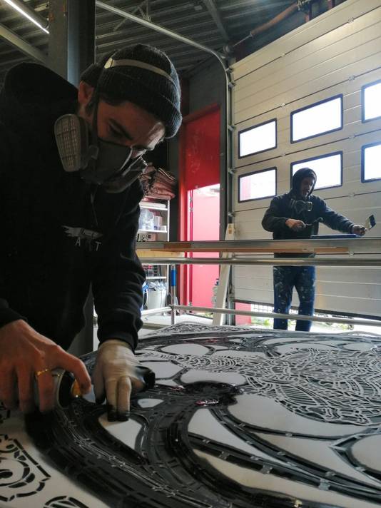 MonkeyBird Crew, het Franse kunstenaarsduo Louis Boidron en Edouard Egéa uit Bordeaux, aan het werk in Breda. Met de hand knippen ze minutieus patronen om later te schilderen