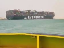 Vastgelopen containerschip in het Suezkanaal in Egypte vlotgetrokken, filevaren naar Rotterdam