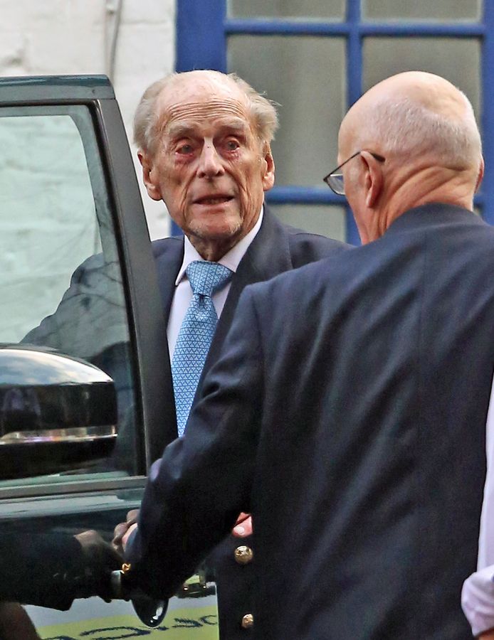 De Britse prins Philip verlaat het ziekenhuis in een auto.