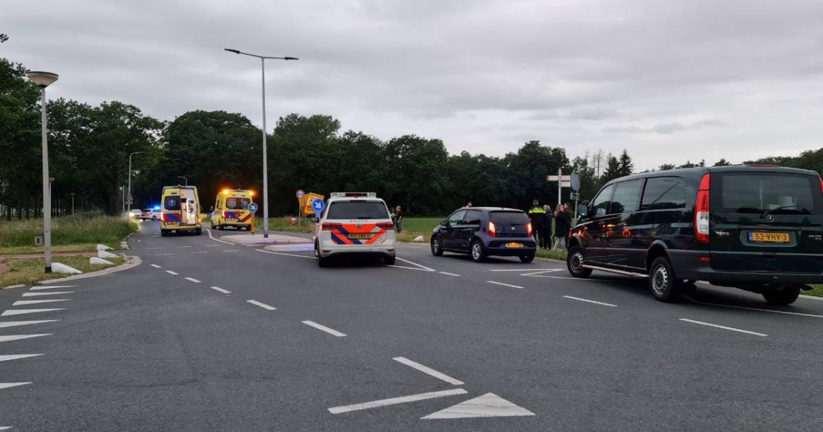 Ernstig ongeluk in Enschede: 2 gewonden met spoed naar ziekenhuis, weg nog uren dicht.