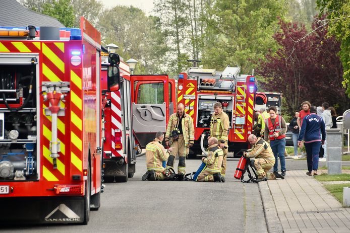 De brandweer repte zich naar de Klauwaertstraat in Hooglede, voor een hevige keukenbrand in de huurwoning van een gezin met twee kinderen.