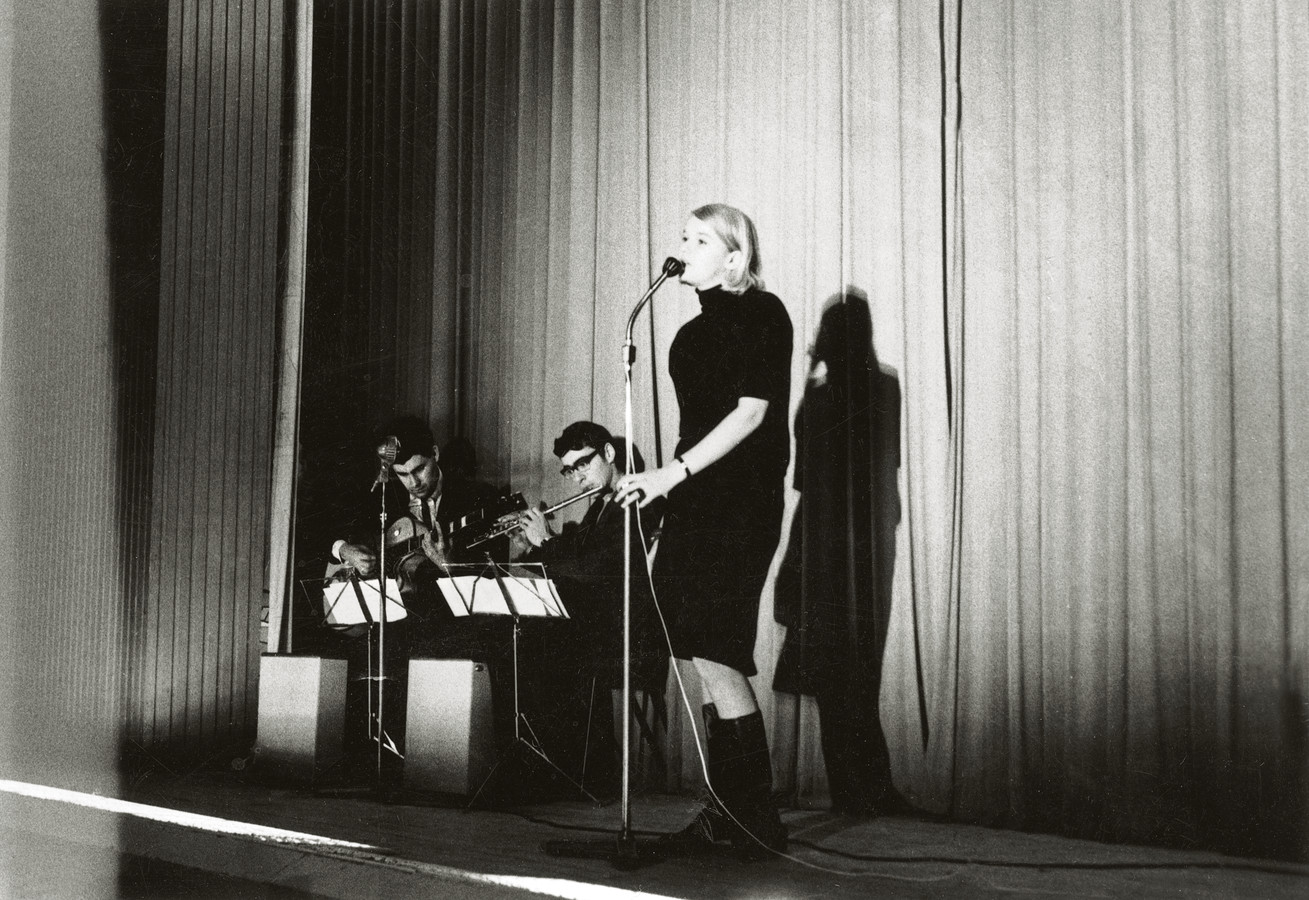 Martine Bijl tijdens een optreden eind jaren 60