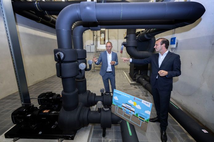 Wethouder Stijn Steenbakkers (rechts) en directeur Bestuurszaken van Brabant Water, Eric van Griensven, bij de warmtewisselaar.
